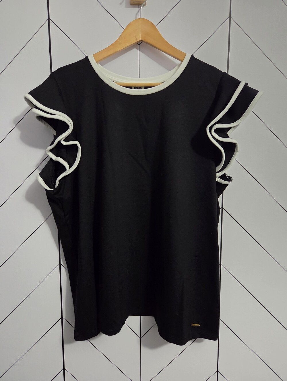NWT Anne Klein Ruffle Sleeve Knit Top Black with White Piping, Plus 2X